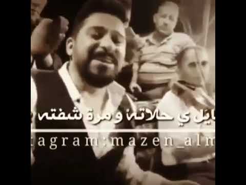 مره يعض بصبعه مره بشفته