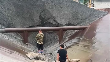 Barge unloads 2200 tons of iron ore, smooth flow is great Part 2 - Vlog of work on barge