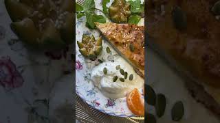 Творожная запеканка, сметана, 🍊, мята, фейхоа, тыкв. семечки, кунжут, кофе с молоком #food #завтрак