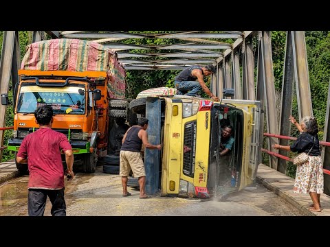 Detik Kejadian Terekam‼️Mobil Truk Terbalik Di Tanjakan Rampa