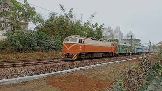 513次莒光號列車,編組中有七輛彩繪車廂 (2022.3.22 中壢--埔心 間)