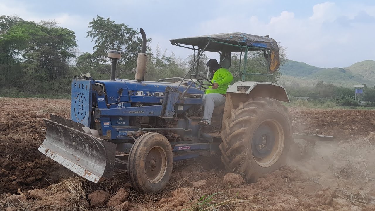 รถไถฟอร์ด5000ไถกลบเตรียมดินปลูกอ้อยครับ