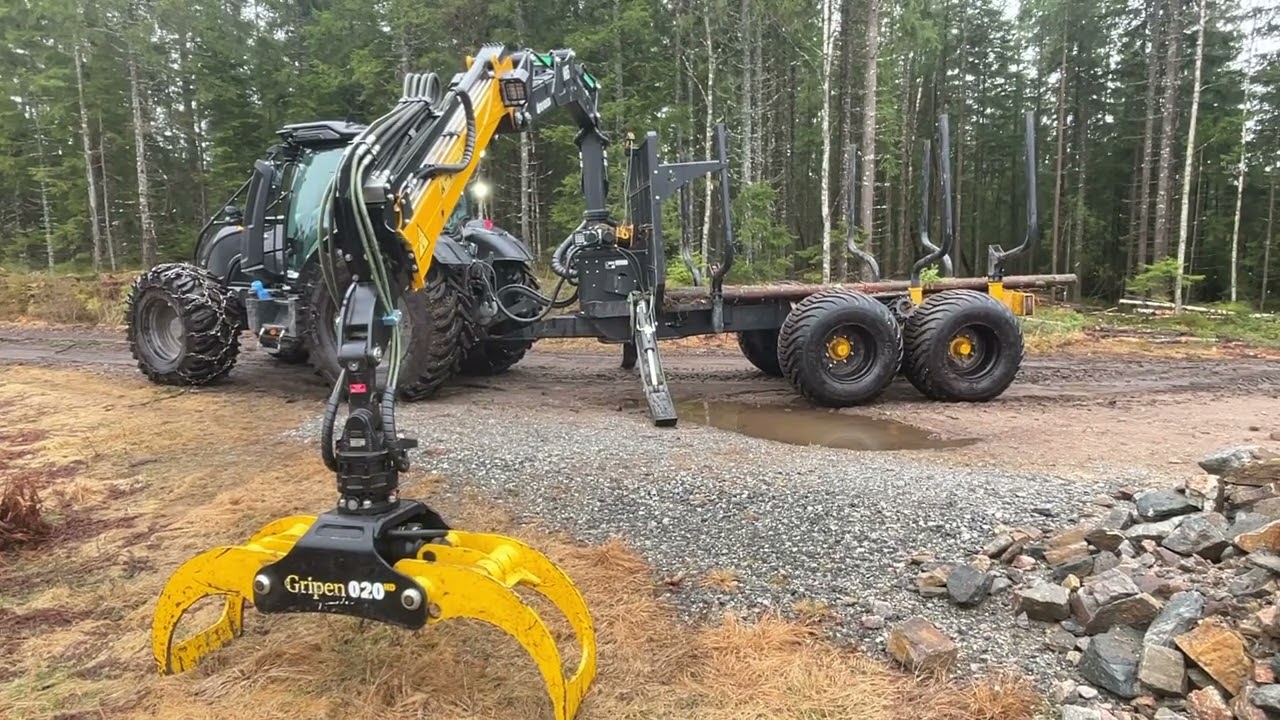 Köp Skogsekipage Valtra N134 + Moheda 15tons skogsvagn 141-4WD, M65 kran på Klaravik