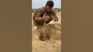 Hiding food balloon in desert sand #survival #campping #lifehacks #experiment#food #shorts#outdoors