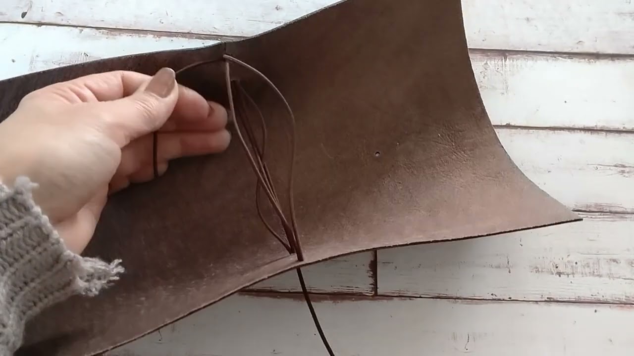 ダイソーさんの革で、トラベラーズノート風のノートを作る。