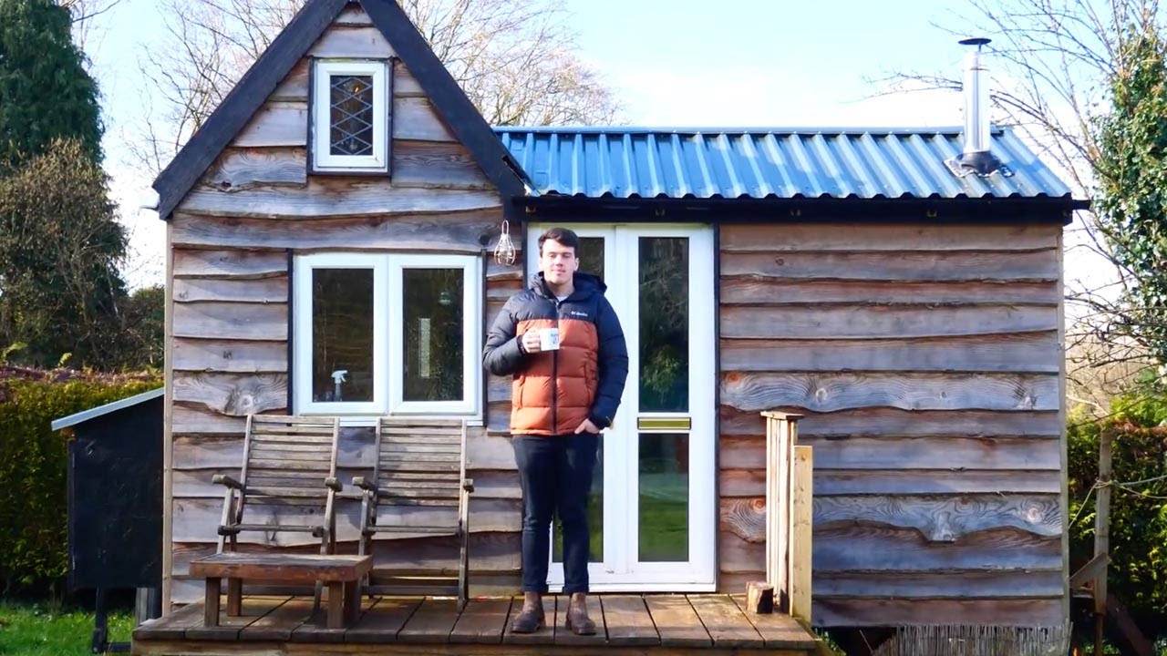 Un garçon de 13 ans construit sa propre mini-maison dans son jardin,  regardez à l'intérieur et soyez impressionné