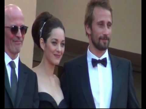 Video: Marion Cotillard thiab Zoe Saldana nthuav qhia Cov Ntshav Tie hauv Cannes