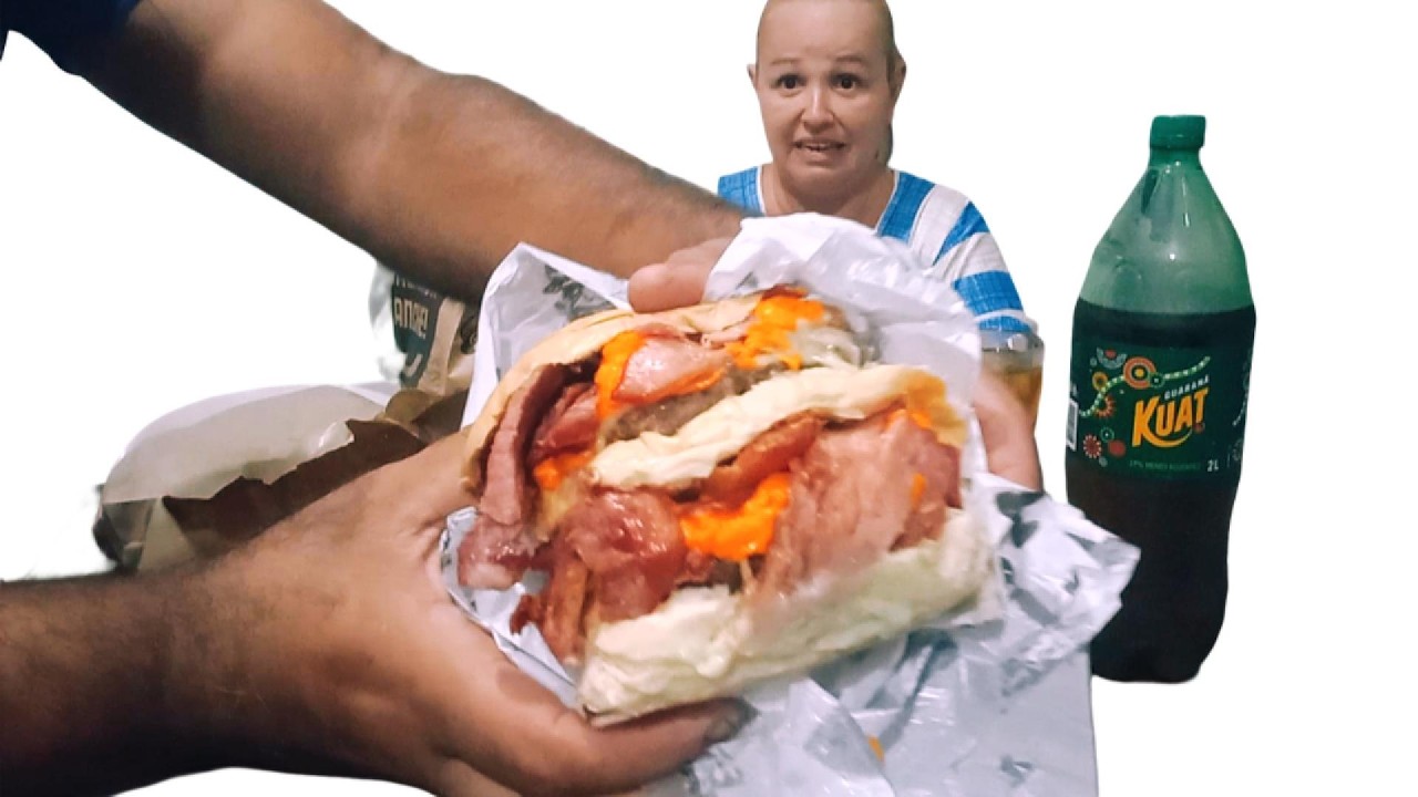 Pedi um lanchinho GIGANTE na hamburgueria!
