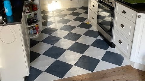 How to Paint a checkerboard wooden floor / full tutorial #woodenfloor #harlequin #floorpainting