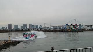 Tokyo東京Amphibious Bus Skyduck In Odaiba, With Olympic Monument水陸両用バス Skyduckお台場で五輪モニュメントのそばへダイブ
