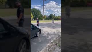 O șoferiță și a lăsat automobilul și a fugit de polițiști