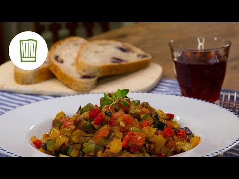 Caponata - sizilianisches Gemüse mit Aubergine, Paprika und Zucchini. 