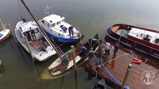 Gezonken bootje bergen in de Biesbosch