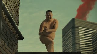 とにかく明るい安村、“全裸ポーズ”で女性を助けるも即撃退される！？戸塚純貴、ボドカ、スタンミらが戦場になった市街地でバトル　『Call of Duty』シリーズ新WEBCM「バトロワサバイブ」篇