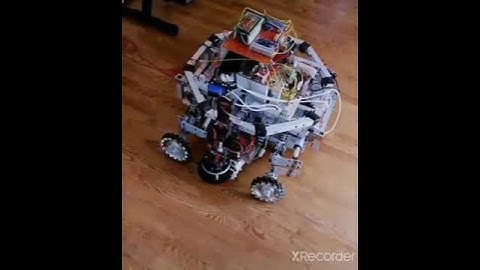 4 mecanum wheels mars rover with a mechanical arm