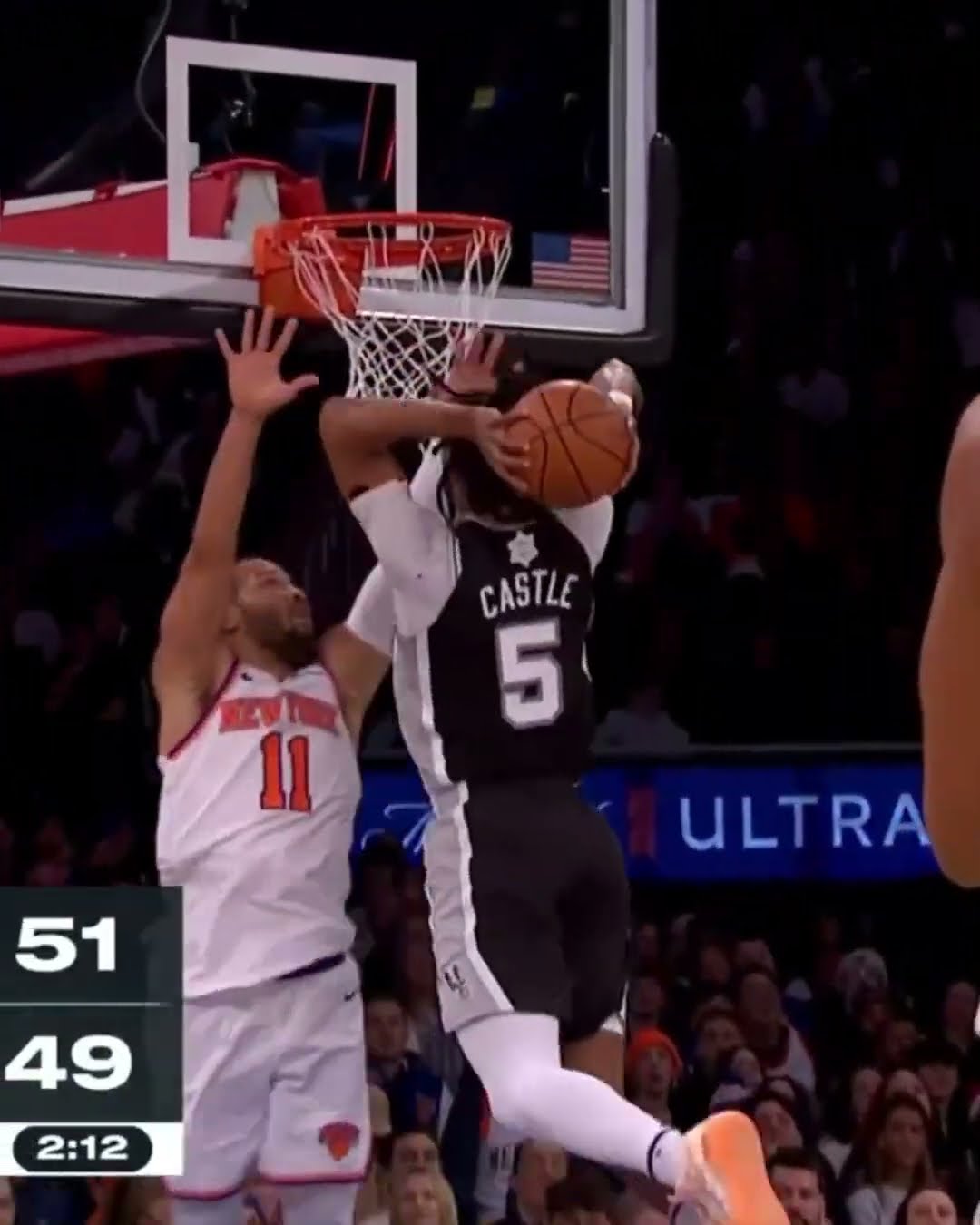 Stephon Castle dunked over Jalen Brunson and pointed at the camera ?