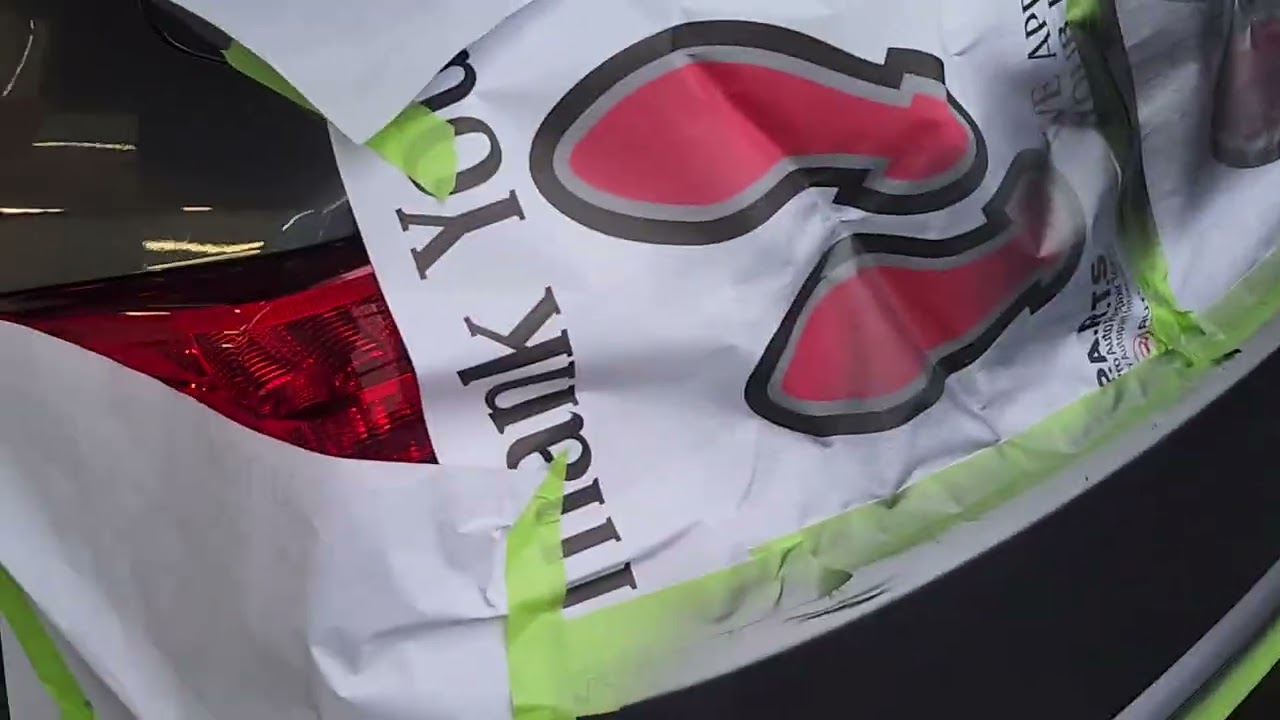 Ремонт бампера Acure: наблюдение за высыханием базового слоя краски.