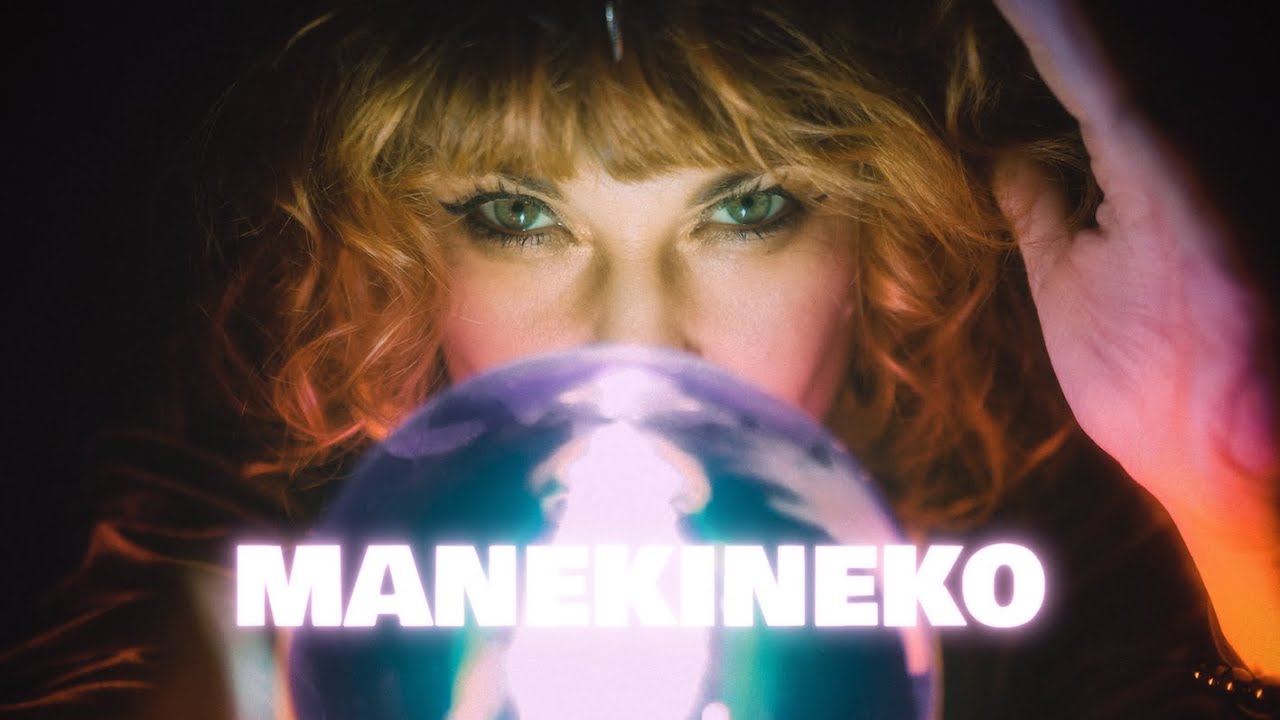 YouTube पर JUNE COCÓ - MANEKINEKO (Official Music Video) देखें