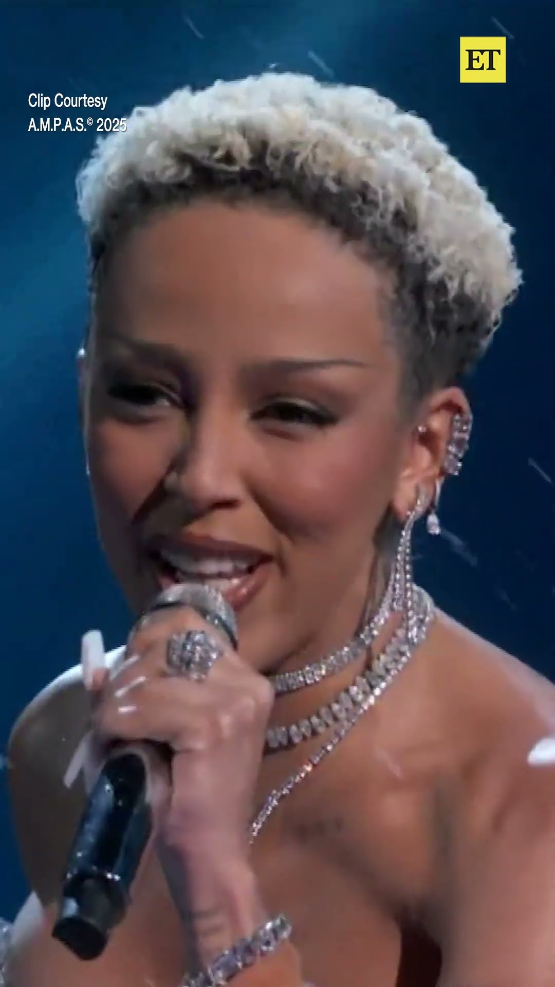 Margaret Qualley, LISA, Doja Cat, and RAYE gave a thrilling Bond tribute at the #Oscars.
