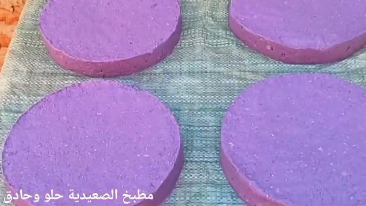 طريقة عمل المقارص الورق لخبز العيش الشمسي  فوقها