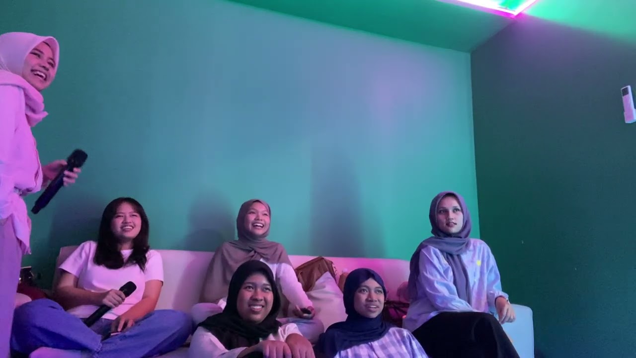 Hangout with BAR BAR CLUB