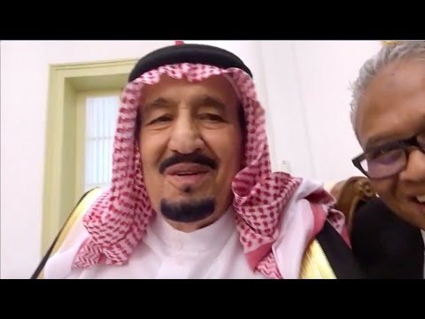 رئيس إندونيسيا يصور فلوق مع الملك سلمان بن عبدالعزيز مترجم
