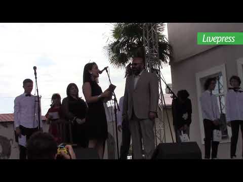 სკოლის მოსწავლემ ხუბუტიას ხატი გადასცა