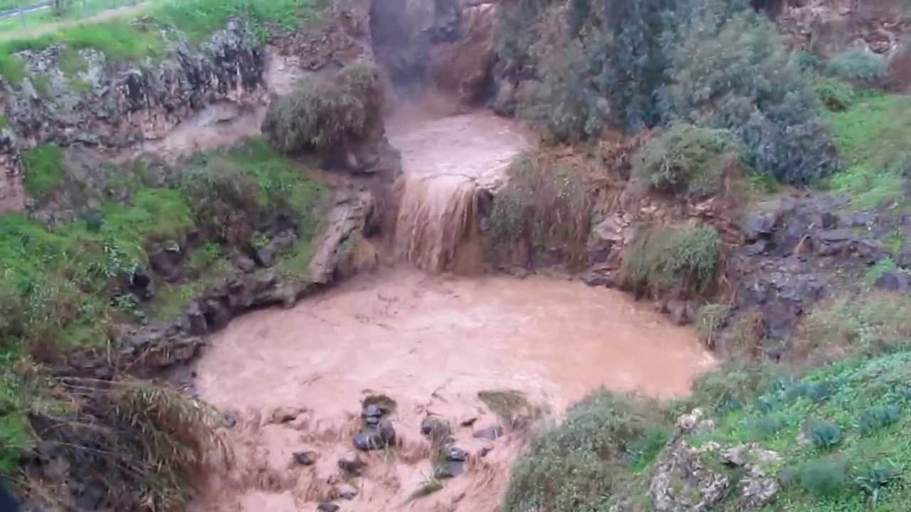 قوة هائلة للمياه في وادي عين جالوت جالود قرب بيسان في يوم عاصف
