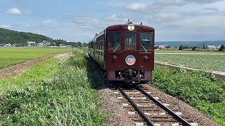 ［JR北海道富良野線］鹿討駅をゆっくり通過していく富良野、美瑛ノロッコ号