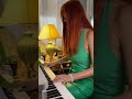 La dernire est folle  short  piano challenge viral musique rousse robe verte