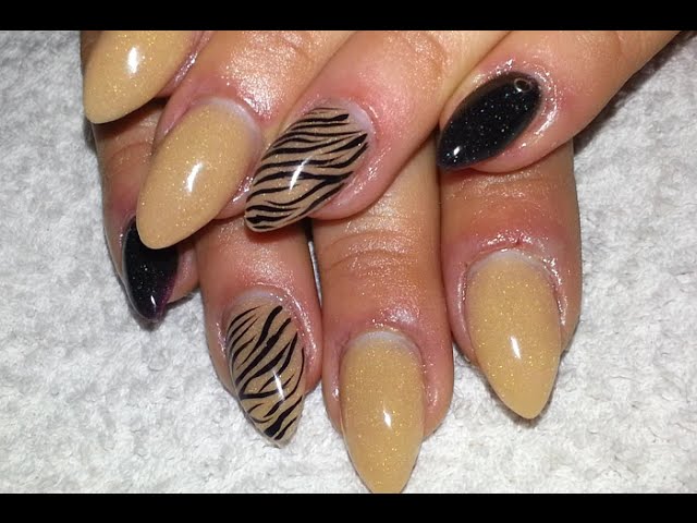 Rich girl nails: You want something minimalistic for your next nail art?  Check out J. Lo's trendy manicure!