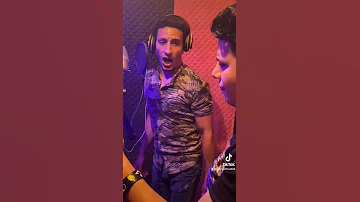 طلع عيني في الاستوديو وربنا ههههههههه 