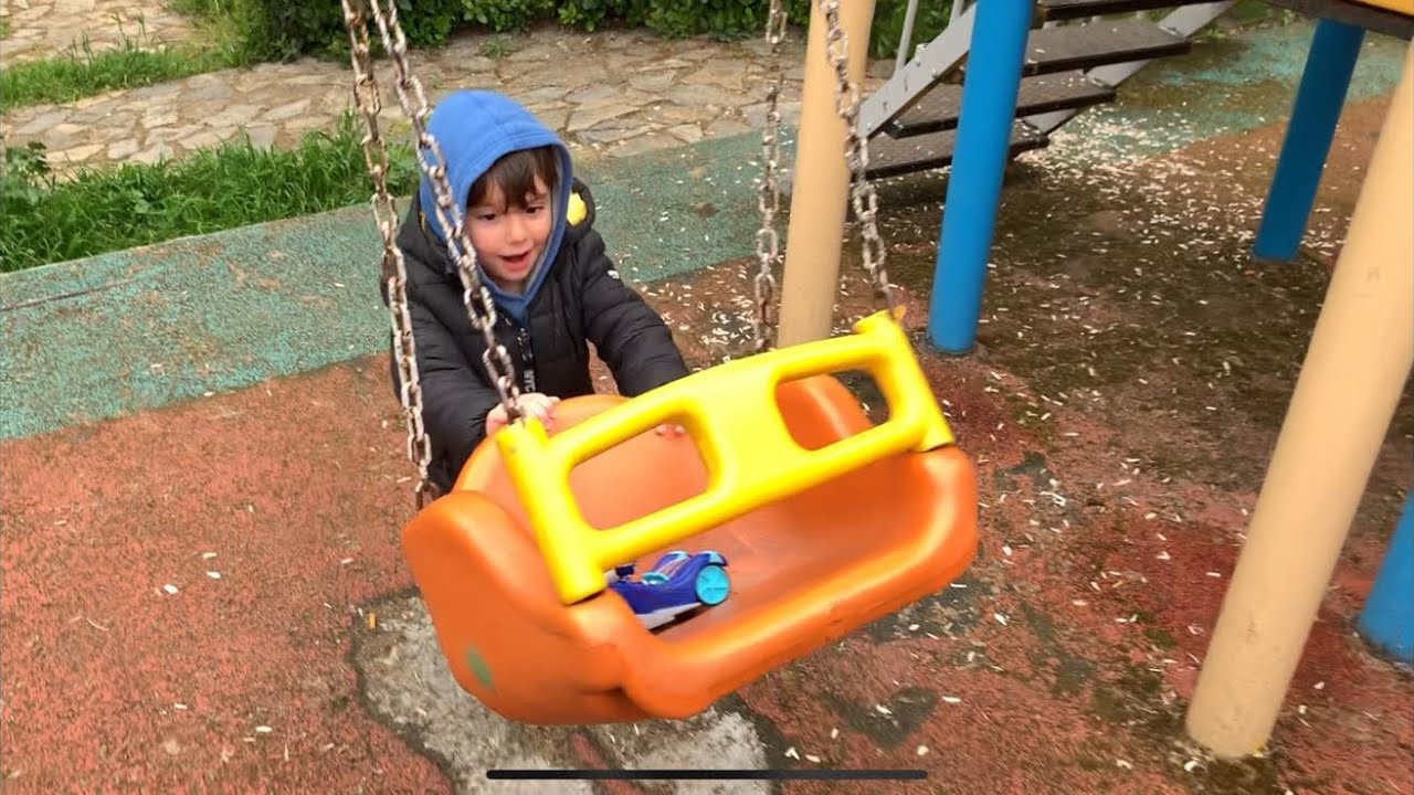 yusuf annesi ile parka gitmiş...Kedi çocuk, pijamaskeliler de kaykaydan kaymış