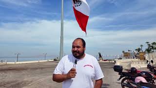 Bandera monumental de Mexico ondeando frente al mar este 21 de Marzo