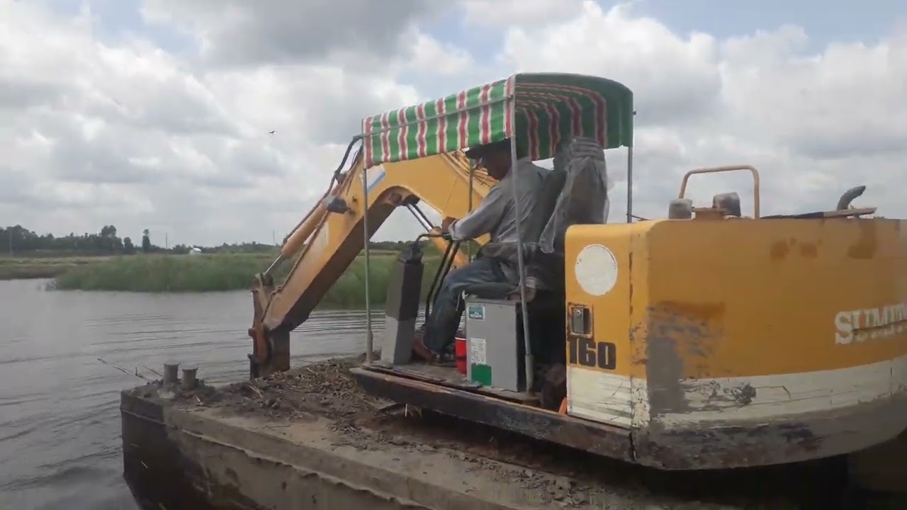 xe cuốc mút đập vào vuông tôm ,xe này mạnh ghê trời