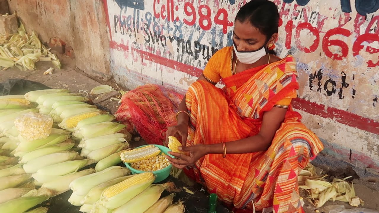 Woman selling Sweet Corn at Low Price | Healthy Sweet Corn Selling on Indian Streets | rs 20 only | Street Food Zone