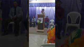 irmão Antônio louvando a Deus na igreja da comunidade