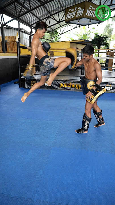 Muay Thai Training - Perfecting Jump Knees with Kru Four