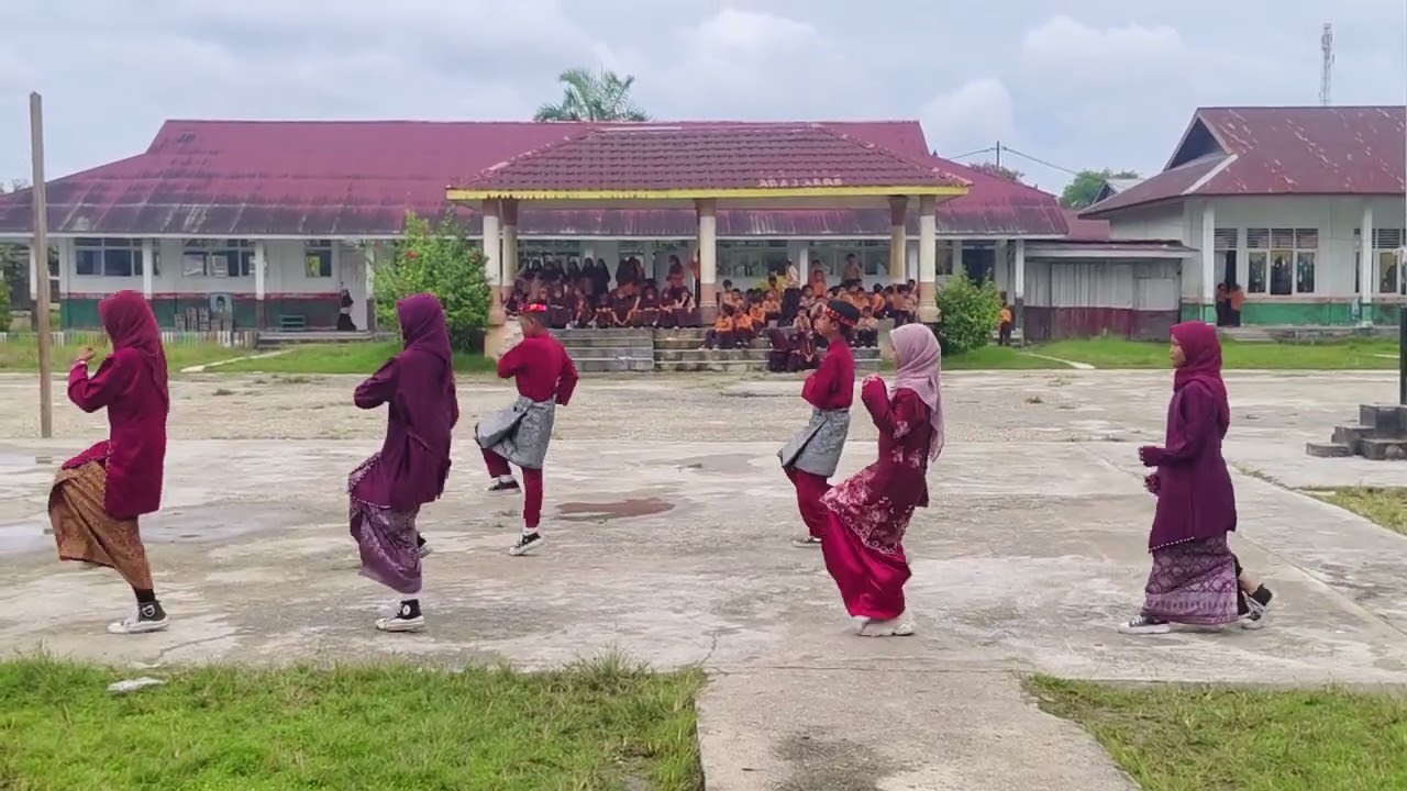 Tari gincu merah muda