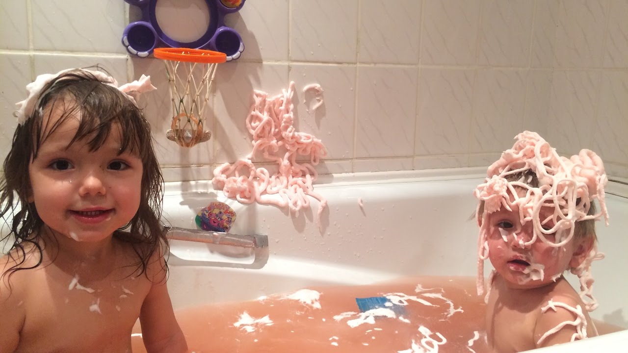 Дочка купается в ванной. Купается в ванной. Девочка купается в ванне. Малыш купается в ванне. Развлечение в ванной для детей.