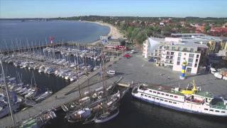 Das apartmenthaus an der eckernförder hafenspitze ist perfekt am
Übergang von strand und hafen gelegen. schauen sie mal rein:
www.apartmenthaus-hafenspitze.de