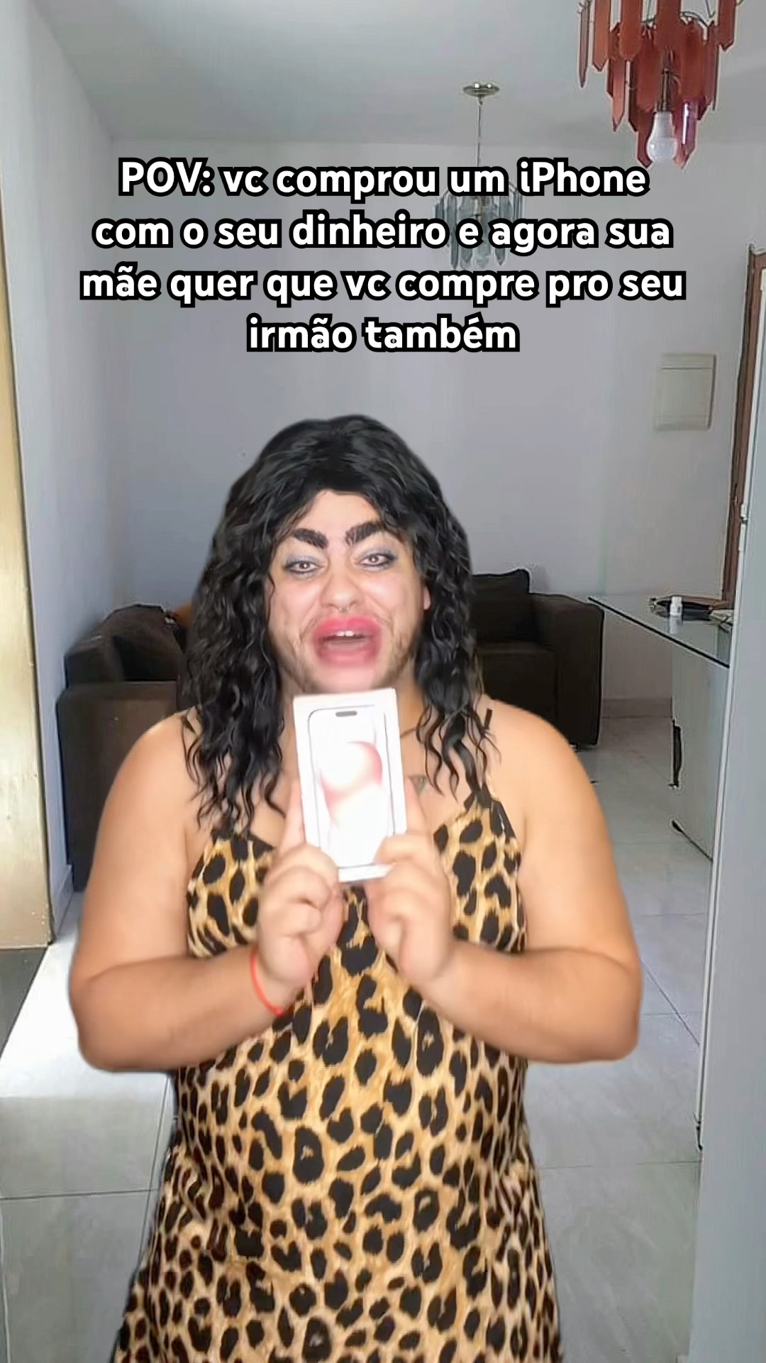 QUANDO VOCÊ COMPRA UM IPHONE E SUA MÃE QUER QUE VOCÊ COMPRE PRO SEU IRMÃO