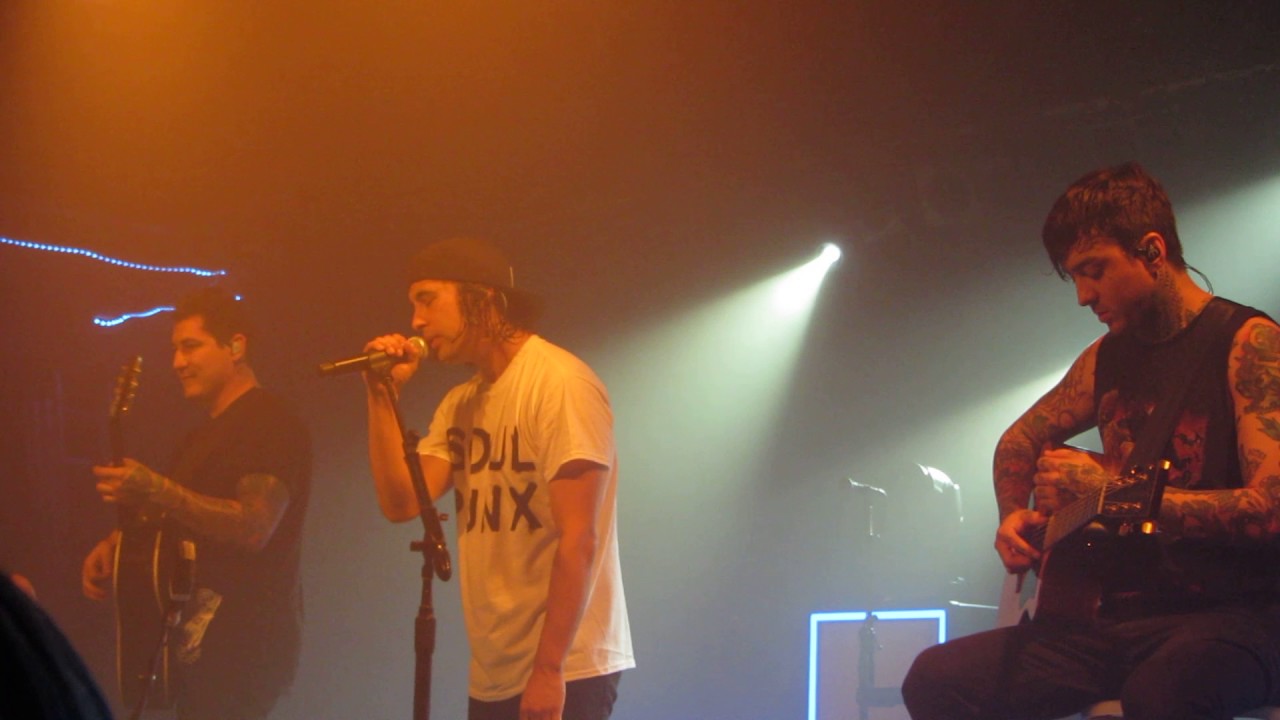 Pierce The Veil KISSING IN CARS (Barcelona 2nd Nov 2016) YouTube