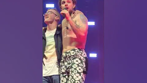 Tom Grennan inviting a fan to sing on stage with him - Newcastle Arena 14th March 2023