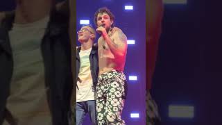 Tom Grennan Inviting A Fan To Sing On Stage With Him - Newcastle Arena 14Th March 2023