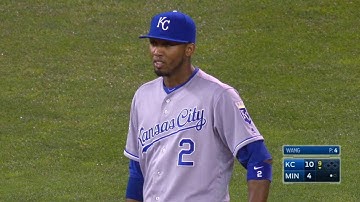 KC@MIN: Escobar makes a spectacular leaping throw