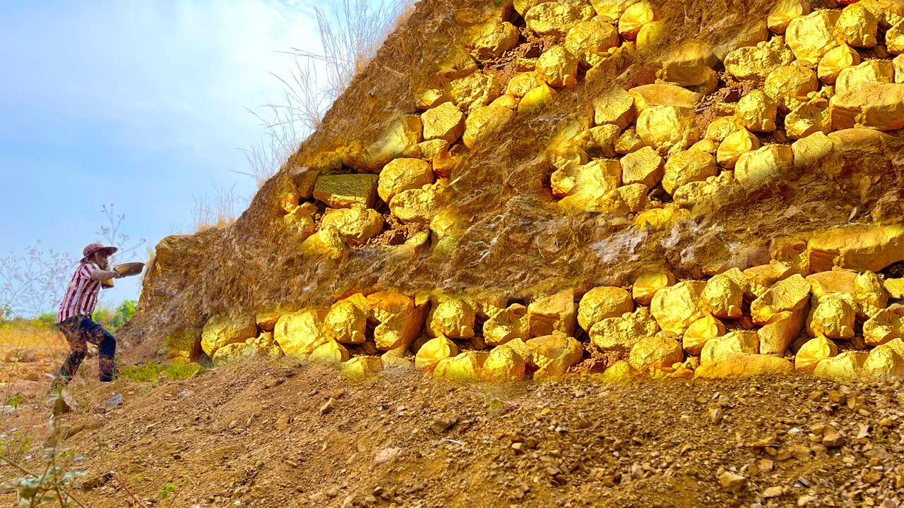 wow amazing finding! a gold hunter found a lot of gold treasure  at mountain