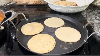 Estrenando el comal de Princess House con gorditas de maseca rellenas de chicharrón con chile rojo