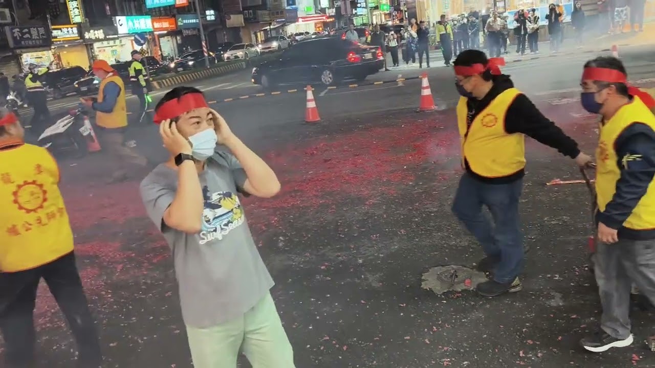 2026/02/28桃園龍潭龍元宮接財神是龍潭客庄重要的百年傳統熱鬧踩街，「南蜂炮、北天燈、迎古董、接財神」1