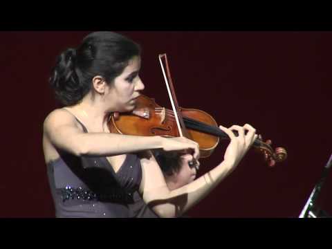 Ana María Valderrama interpretando una obra de Jordi Cervelló